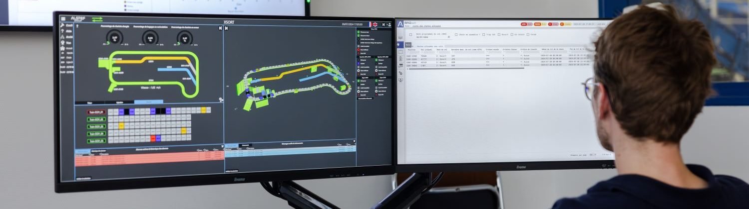 IMG_7875 Panneau de contrôle du système sur deux écrans avec du personnel surveillant le système