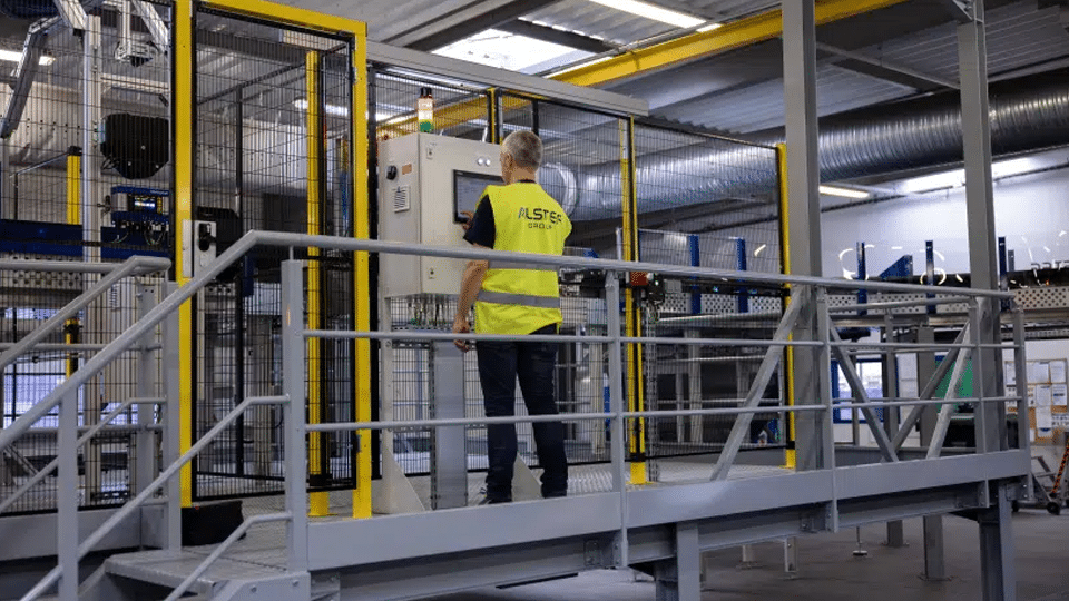 Membre du personnel sur une plateforme de maintenance contrôlée en toute sécurité